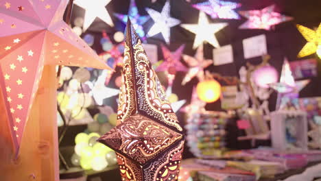 Weihnachtsdekorationen-Mit-Sternförmigen-Lampen-Auf-Dem-Montpellier-Weihnachtsmarkt.